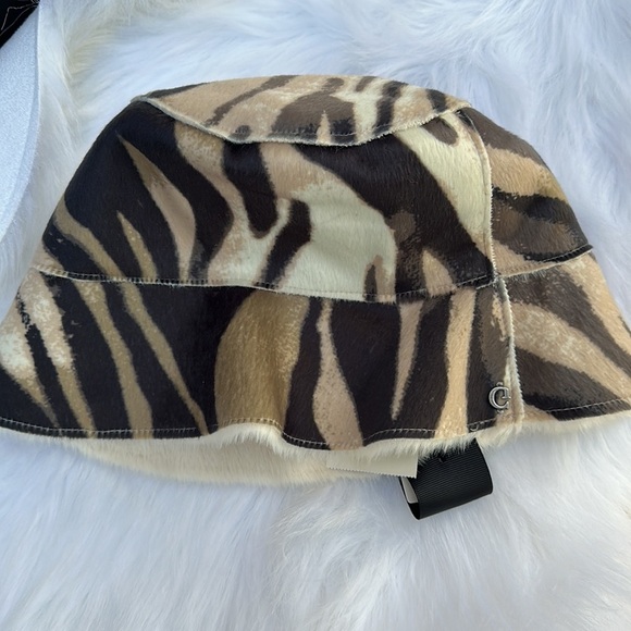 New GUESS Faux fur hat - Picture 9 of 10